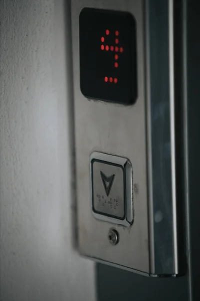 Ένα Κάθετο Πλάνο Ενός Κουμπιού Ανελκυστήρα Στον Όροφο — Φωτογραφία Αρχείου