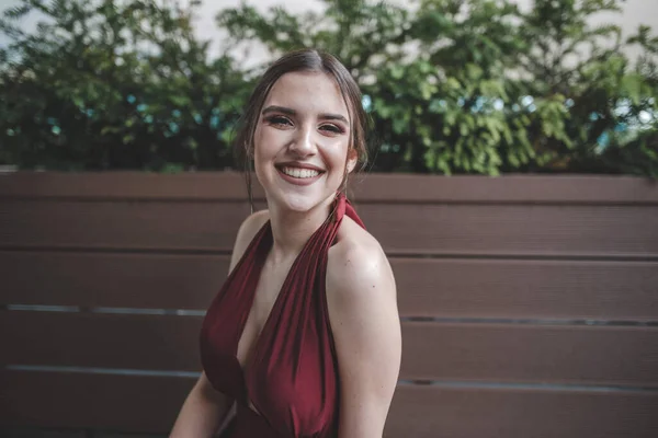 Ένα Κοντινό Πλάνο Μιας Καυκάσιας Χαμογελαστής Γυναίκας Ένα Κόκκινο Σέξι — Φωτογραφία Αρχείου