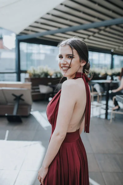 Μια Νεαρή Ελκυστική Καυκάσια Γυναίκα Φοράει Ένα Όμορφο Κομψό Κόκκινο — Φωτογραφία Αρχείου