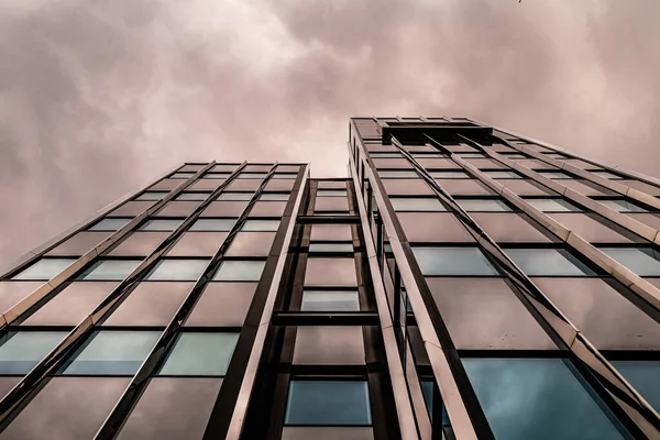 Plano Ángulo Bajo Edificio Gran Altura Bajo Cielo Nublado — Foto de Stock