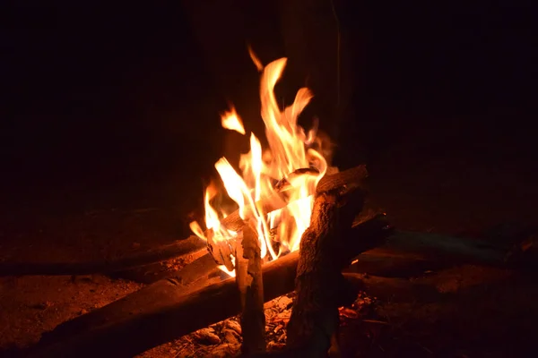 Een Close Van Een Kampvuur Buiten Nacht — Stockfoto