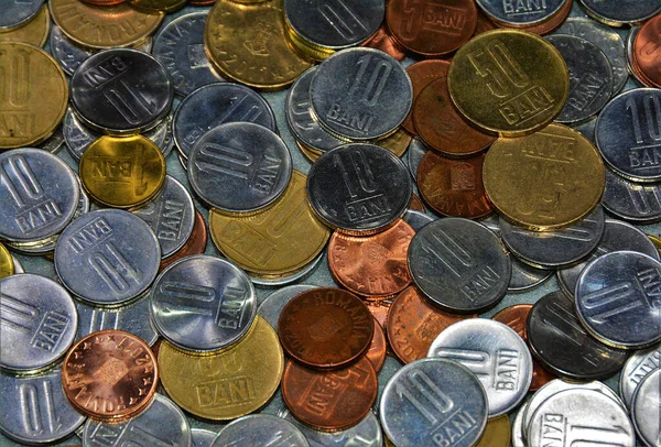 Eine Draufsicht Auf Verstreute Rumänische Silber Und Goldmünzen — Stockfoto