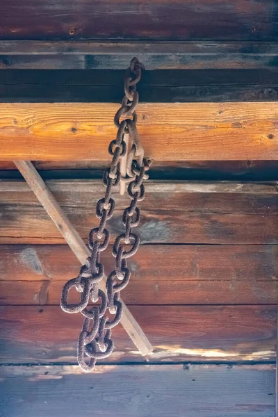 Ángulo Bajo Una Cadena Rústica Colgada Techo Madera Rural —  Fotos de Stock