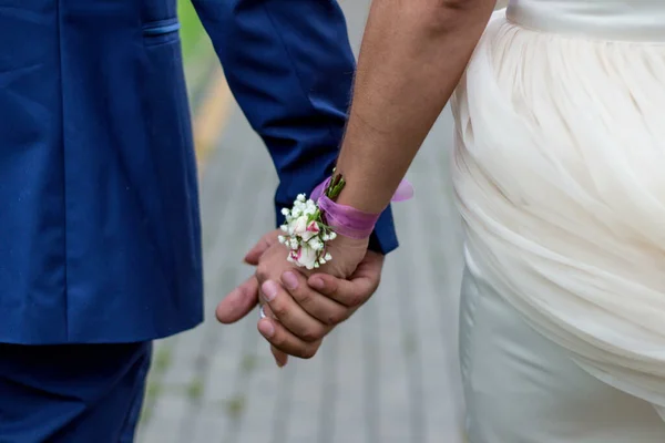 Zdjęcie Nowożeńców Trzymających Się Ręce Malutkim Bukietem Wstążką Nadgarstku Panny — Zdjęcie stockowe