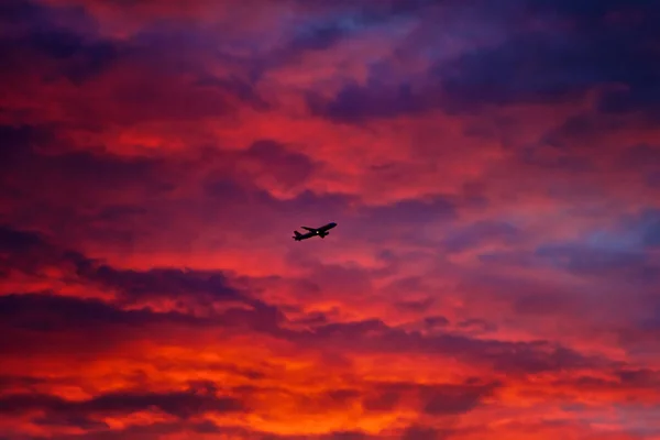 Низкоугольный Снимок Самолета Живописном Облачном Небе Закате — стоковое фото