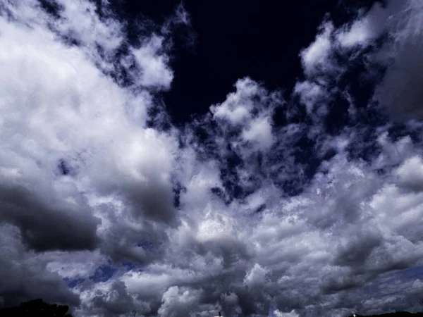 Awan Putih Langit Biru Gelap — Stok Foto