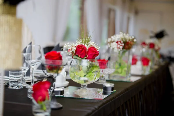 Gros Plan Roses Rouges Sur Les Tasses Comme Décoration Table — Photo