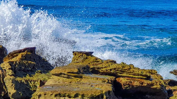 Ondas Cair Nas Rochas — Fotografia de Stock