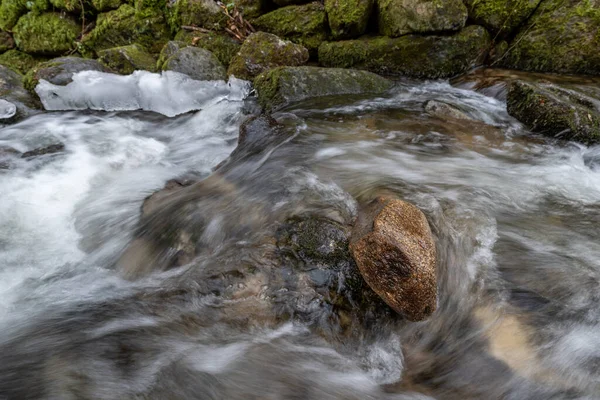 Une Vue Glaciale Eau Courante Avec Pierre Recouverte Mousse Verte — Photo