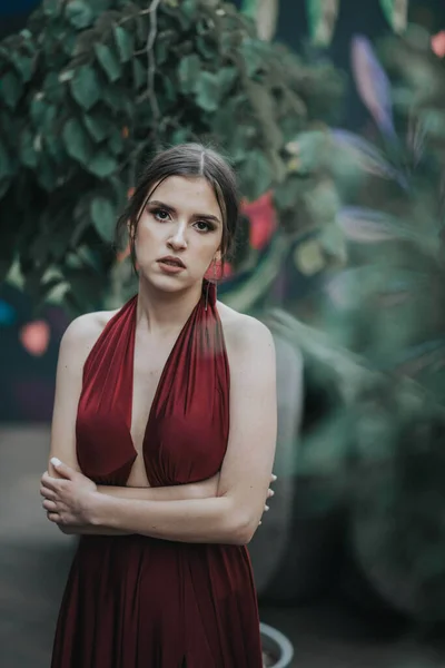 Egy Fiatal Vonzó Kaukázusi Gyönyörű Elegáns Vörös Ruhát Sminket Visel — Stock Fotó