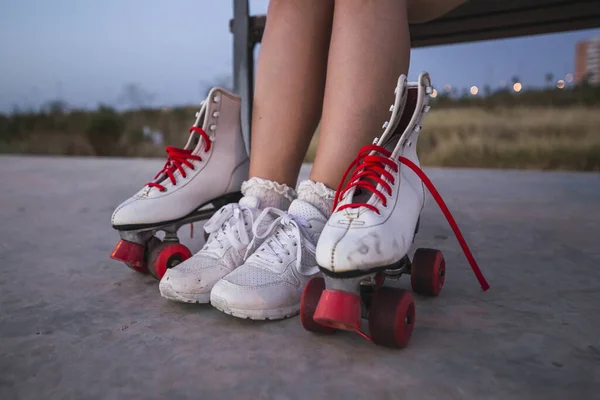 Een Close Shot Van Witte Sneakers Rolschaatsen Een Wazige Achtergrond — Stockfoto