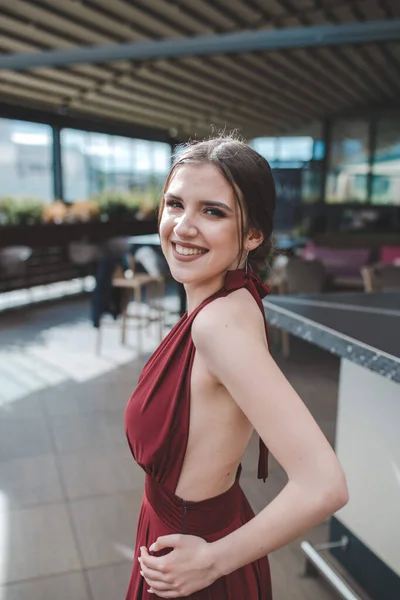 Uma Jovem Mulher Branca Atraente Vestindo Belo Vestido Vermelho Elegante — Fotografia de Stock