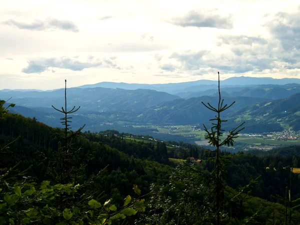 Uma Vista Hipnotizante Céu Com Nuvens Macias Sobre Montanhas — Fotografia de Stock