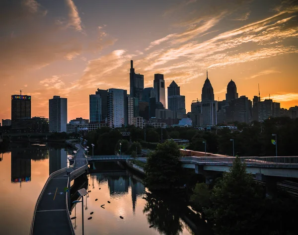 美国费城市中心的一座漂亮的落日照片 — 图库照片
