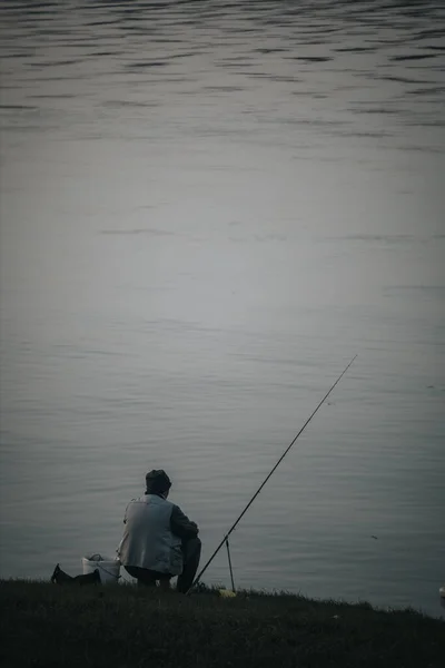 Вертикальный Снимок Рыбака Озера — стоковое фото