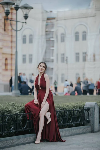 Ung Attraktiv Vit Kvinna Bär Vacker Elegant Röd Klänning Och — Stockfoto