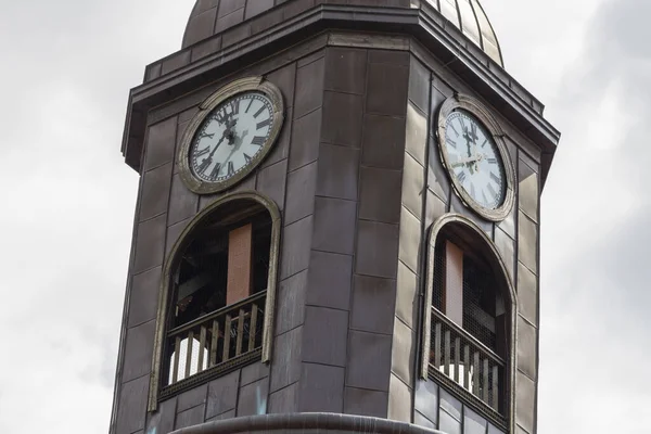 Blick Auf Die Turmuhr Auf Dem Grauen Turm Einem Düsteren — Stockfoto