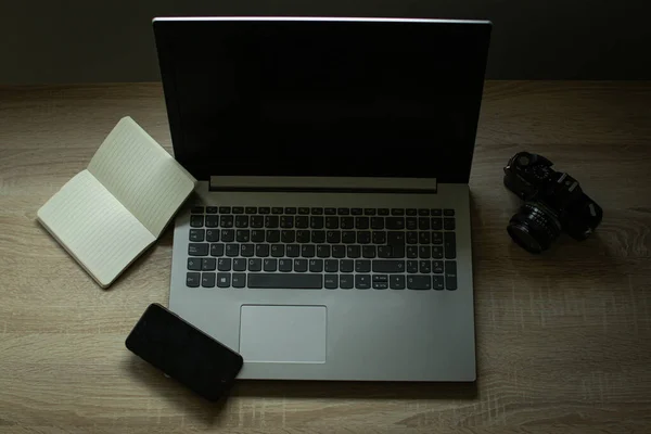 Laptop Notatnik Komórka Stole Biurowym — Zdjęcie stockowe