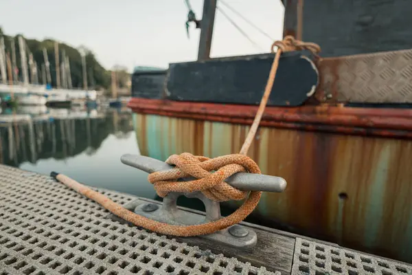 Primer Plano Barco Rústico Amarrado Costa Con Una Cuerda — Foto de Stock