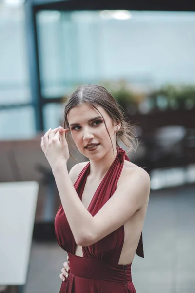 Una Joven Atractiva Mujer Caucásica Vistiendo Hermoso Vestido Rojo Elegante — Foto de Stock