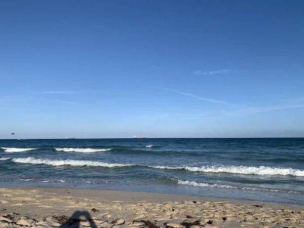 Vacker Våg Stranden Solig Dag — Stockfoto