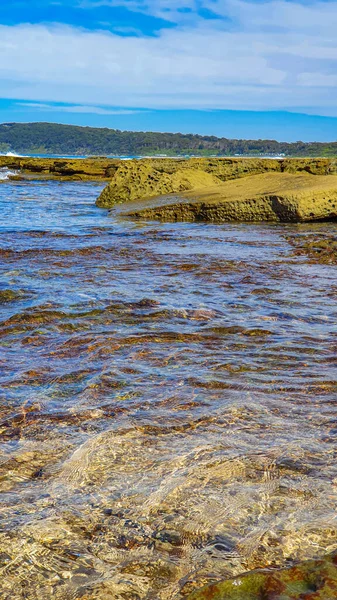 Неглибока Вода Кам Янистому Пляжі — стокове фото