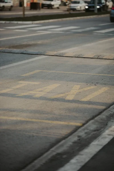 Detailní Záběr Šroubu Dolů Rychlost Hrbol Žluté Taxi Parkovací Znak — Stock fotografie