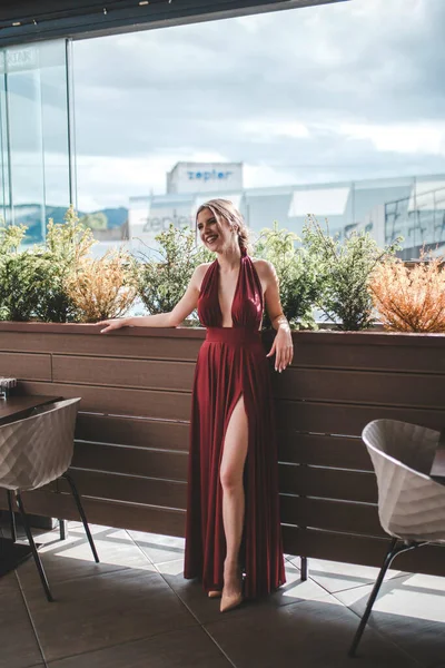 Een Jonge Aantrekkelijke Blanke Vrouw Draagt Een Mooie Elegante Rode — Stockfoto