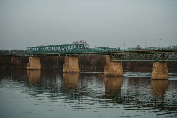 Zbliżenie Ujęcie Mostu Rzece Zachmurzonym Tle Nieba — Zdjęcie stockowe