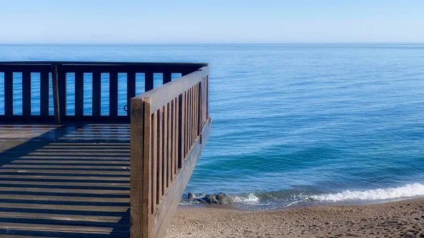 Деревянная Смотровая Площадка Синее Море Солнечный День — стоковое фото