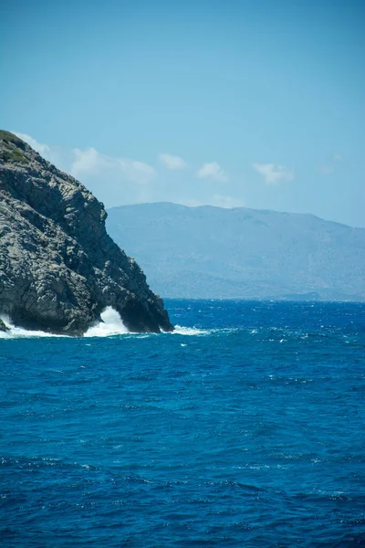 Uçurumun Kenarındaki Mavi Denizin Dikey Görüntüsü — Stok fotoğraf