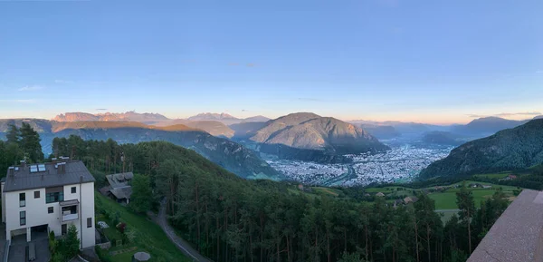 Ein Faszinierender Blick Auf Den Blauen Himmel Über Stadt Und — Stockfoto