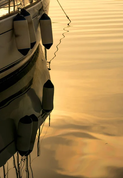 Reflectie Van Ballast Zakken Het Gouden Water — Stockfoto