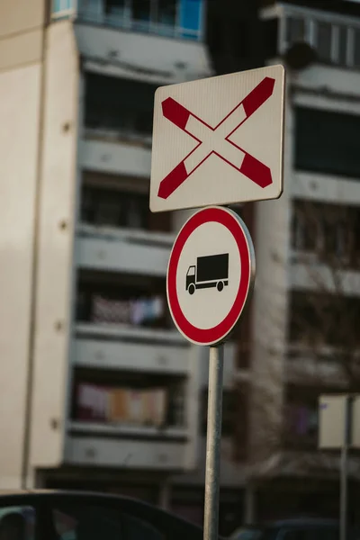 Een Verticale Opname Van Twee Verkeersborden Straat Achtergrond Van Het — Stockfoto