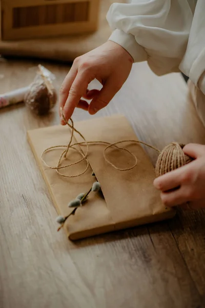 Een Vrouw Die Creatief Een Boek Inpakt Met Kraftpapier Jute — Stockfoto