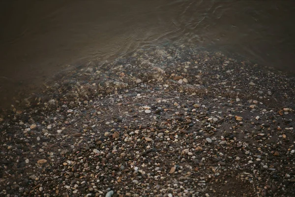濁った水で暗い海のビーチ砂のテクスチャの背景 — ストック写真