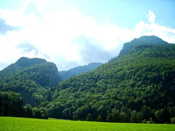 Fascinerande Över Himlen Med Fluffiga Moln Över Bergen — Stockfoto