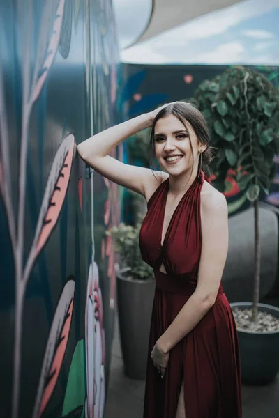 Una Foto Vertical Una Mujer Elegante Con Vestido Noche Sexy — Foto de Stock