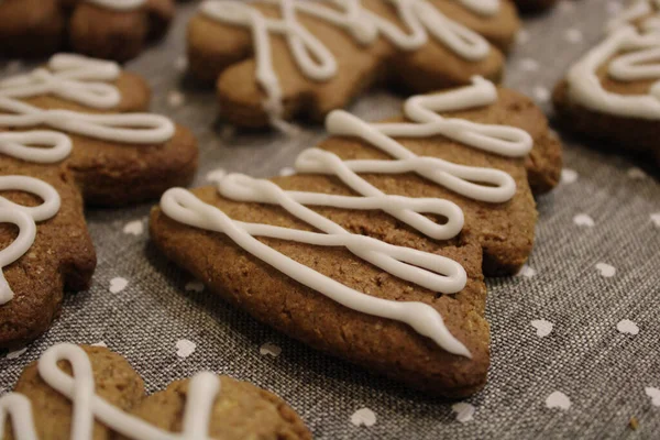 Een Close Shot Van Een Kerstboom Gember Koekjes Met Room — Stockfoto