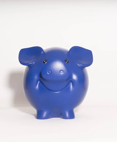 Uma Vista Perto Banco Dinheiro Piggy Cerâmica Azul Isolado Fundo — Fotografia de Stock