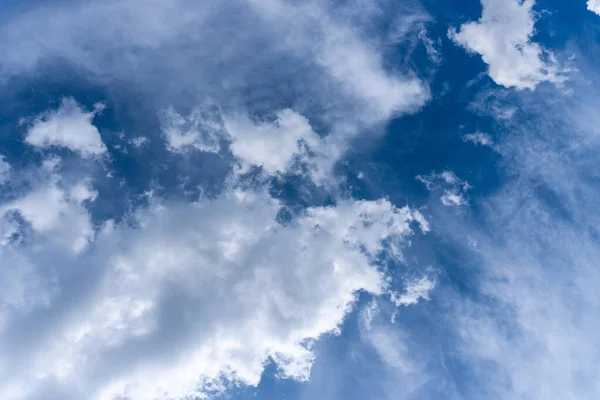 Ein Flacher Blick Auf Den Bewölkten Himmel Einem Strahlend Sonnigen — Stockfoto