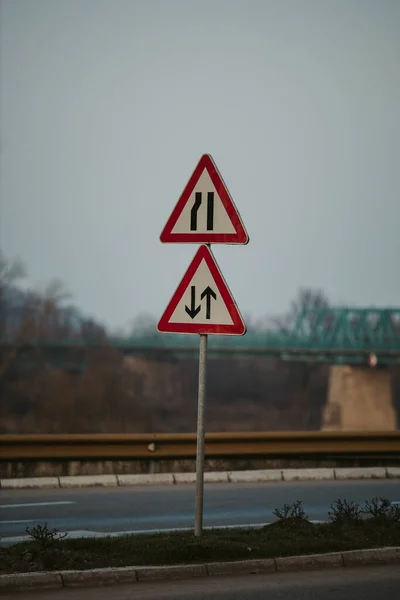 Eine Vertikale Aufnahme Von Zwei Verkehrszeichen Auf Der Straße — Stockfoto