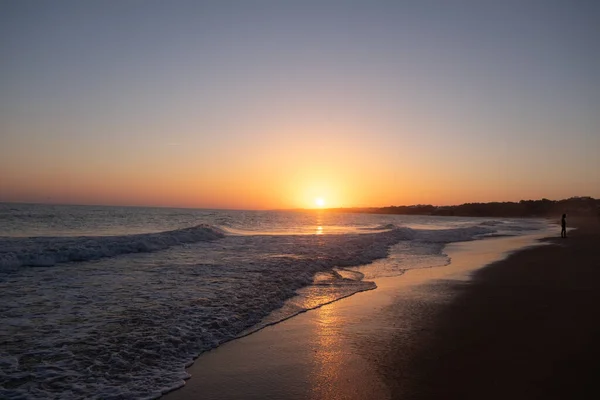 Чудовий Захід Сонця Над Піноплавними Хвилями Вдаряє Піщаному Узбережжі Португалії — стокове фото