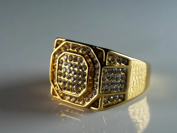 Detailní Záběr Pánského Prstenu Posázeného Diamanty Izolovanými Bílém Povrchu — Stock fotografie