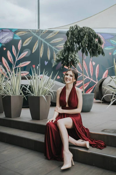 Vacker Sexig Vit Kvinna Röd Motbjudande Klänning Som Poserar Utomhus — Stockfoto