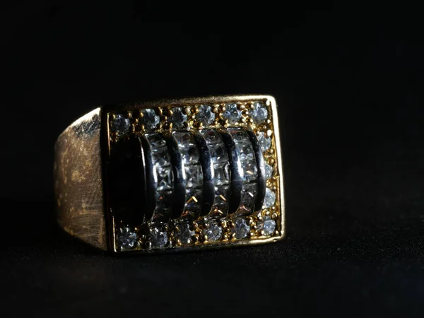 Egy Közelkép Egy Férfi Gyűrűről Fekete Alapon Elszigetelt Gyémántokkal Körülvéve — Stock Fotó