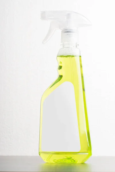Вертикальный Снимок Бутылки Чистки Жидкости Светло Сером Фоне — стоковое фото