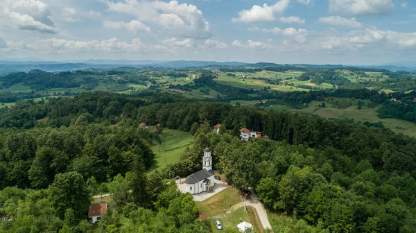 Вид Воздуха Зеленые Леса Поля Церковными Жилыми Зданиями Ясным Небом — стоковое фото