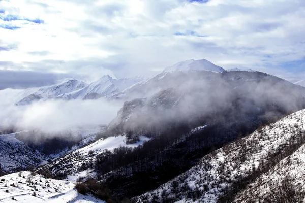 Una Vista Increíble Hermosas Montañas Cubiertas Nieve Bajo Cielo Nublado —  Fotos de Stock