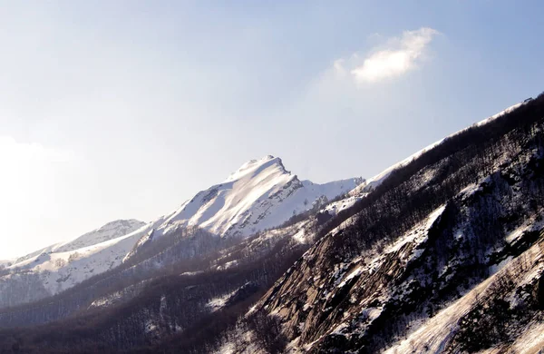 Una Vista Increíble Hermosas Montañas Cubiertas Nieve — Foto de Stock